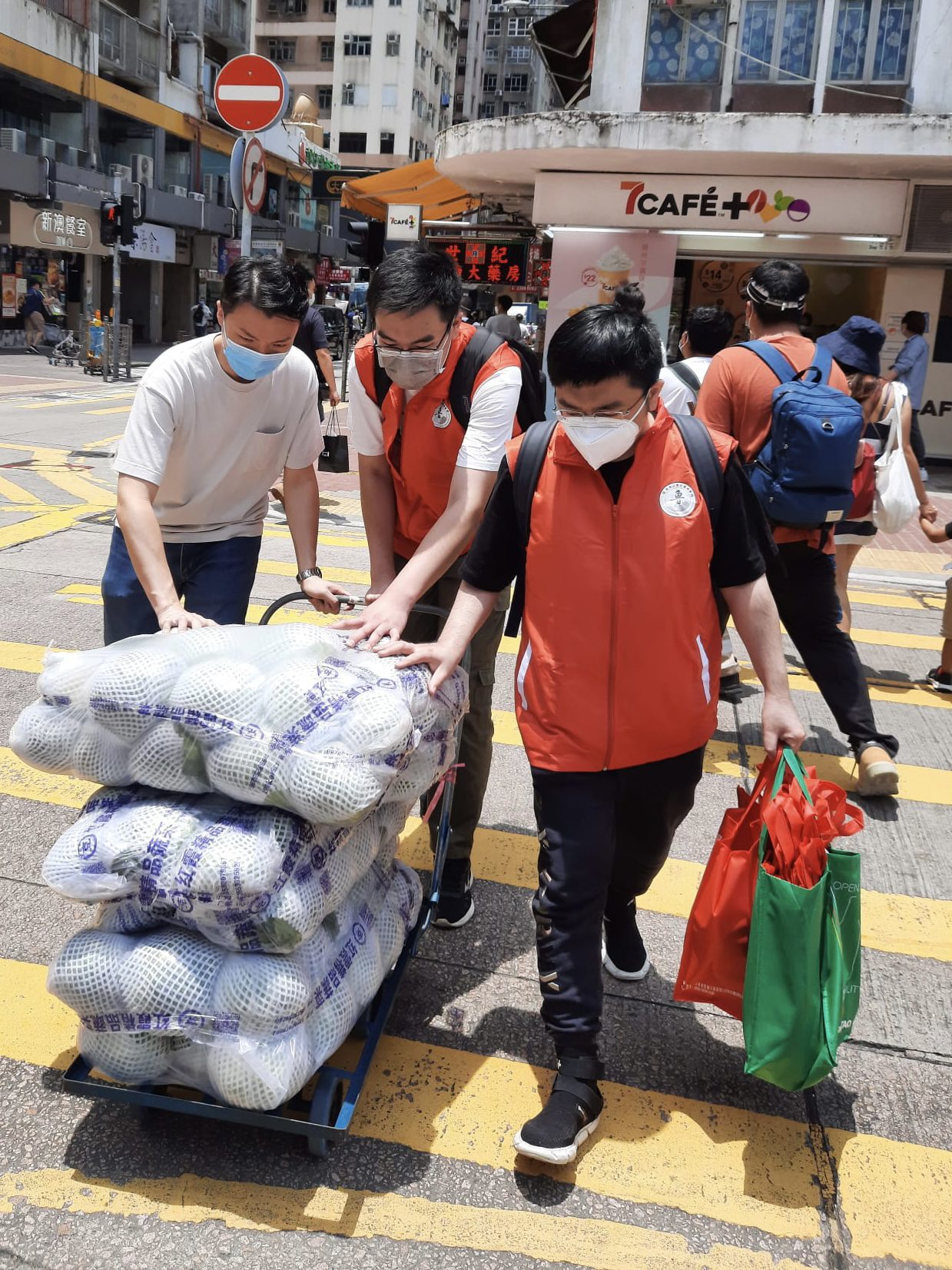 2022年5月5日「泰山關愛行動」向旺角南會員街坊派送新鮮蔬菜.pic_