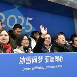 李家超為亞冬會香港運動員打氣
